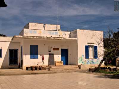 ...una graziosa villa bianca dalle persiane blu che fino a qualche anno fa ospitava l'attivo circolo Arci �Tressett�